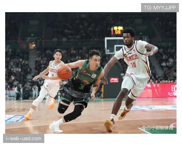 篮球比赛中如何准确判定空中对抗判罚的犯规行为？